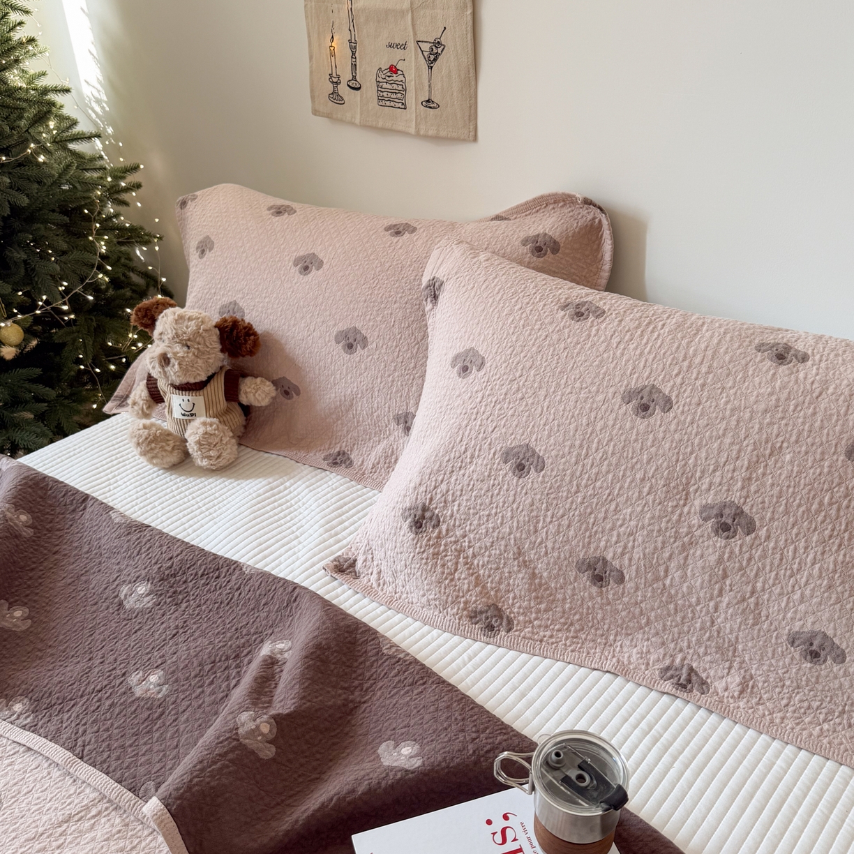 91家纺网 家纺一手货源 找家纺 沐瑟家纺 2026新款纯棉四层纱布枕巾-叮叮狗和浅跳兔 叮叮狗-粉色