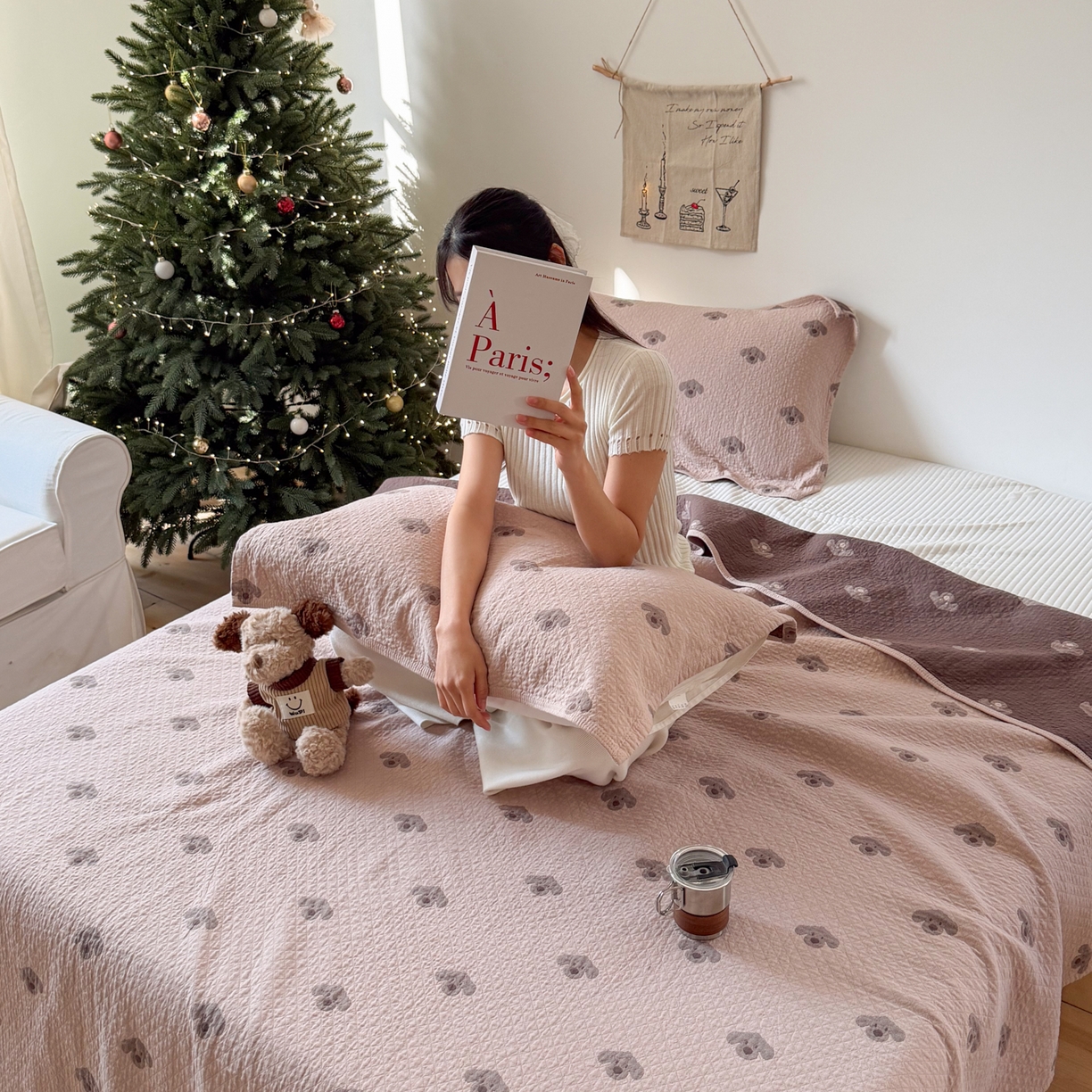 91家纺网 家纺一手货源 找家纺 沐瑟家纺 2026新款纯棉四层纱布枕巾-叮叮狗和浅跳兔 叮叮狗-粉色