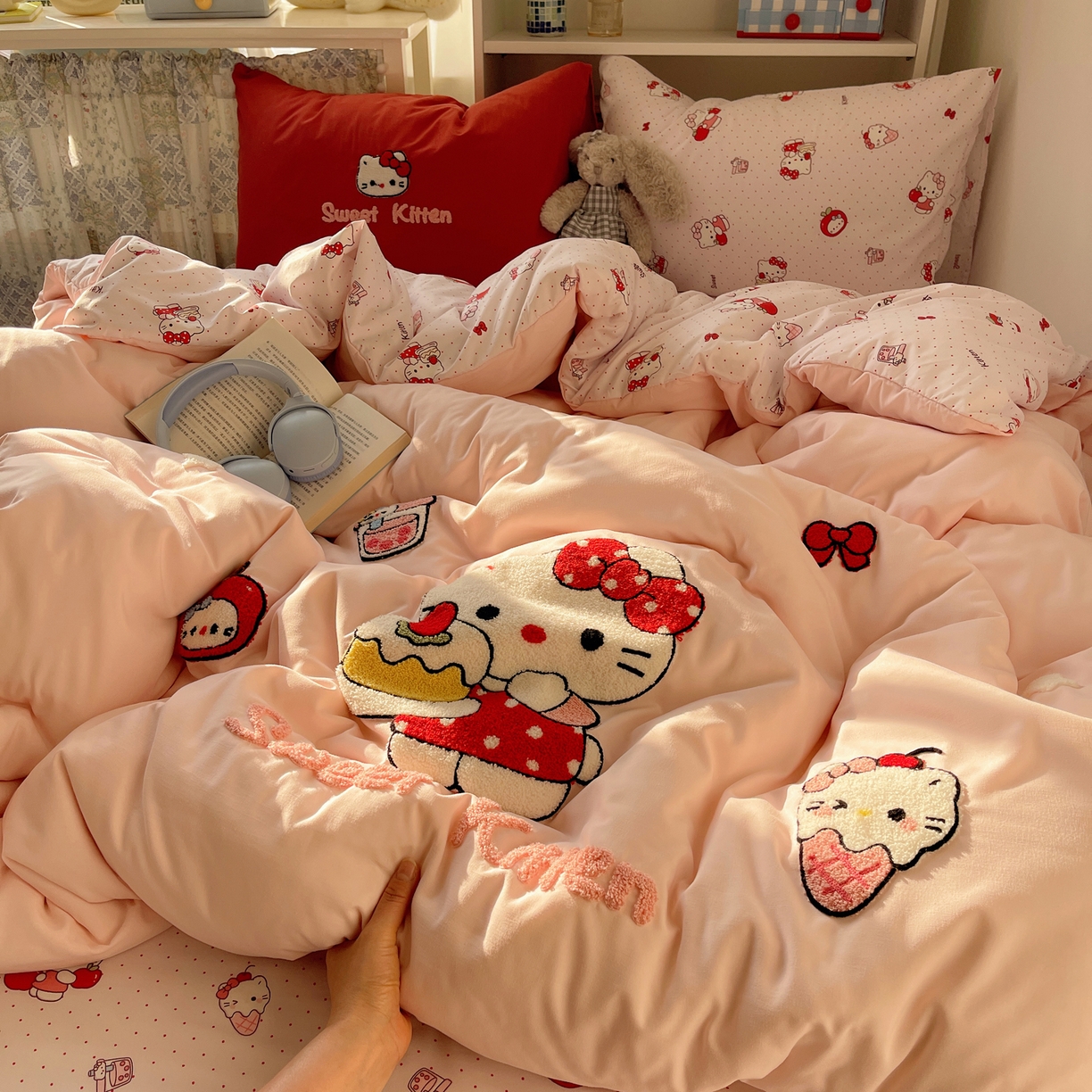 91家纺网 家纺一手货源 找家纺 贝扬思家纺 2026新款超软糯可爱系毛巾绣四件套系列 做甜品的猫