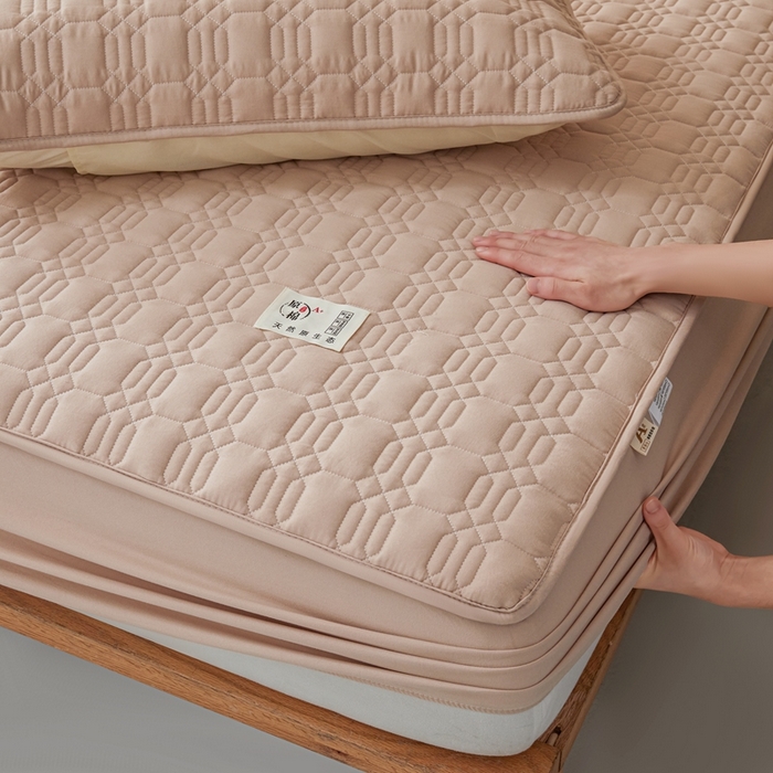 91家纺网 家纺一手货源 找家纺 邵依家纺 2026新款原棉防水床笠系列 菱格卡其