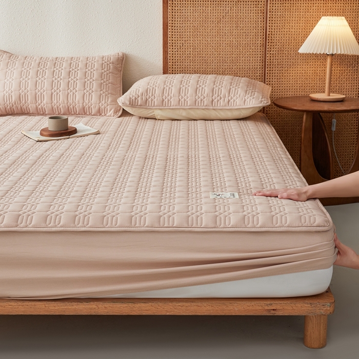 91家纺网 家纺一手货源 找家纺 邵依家纺 2026新款原棉防水床笠系列 菱格卡其