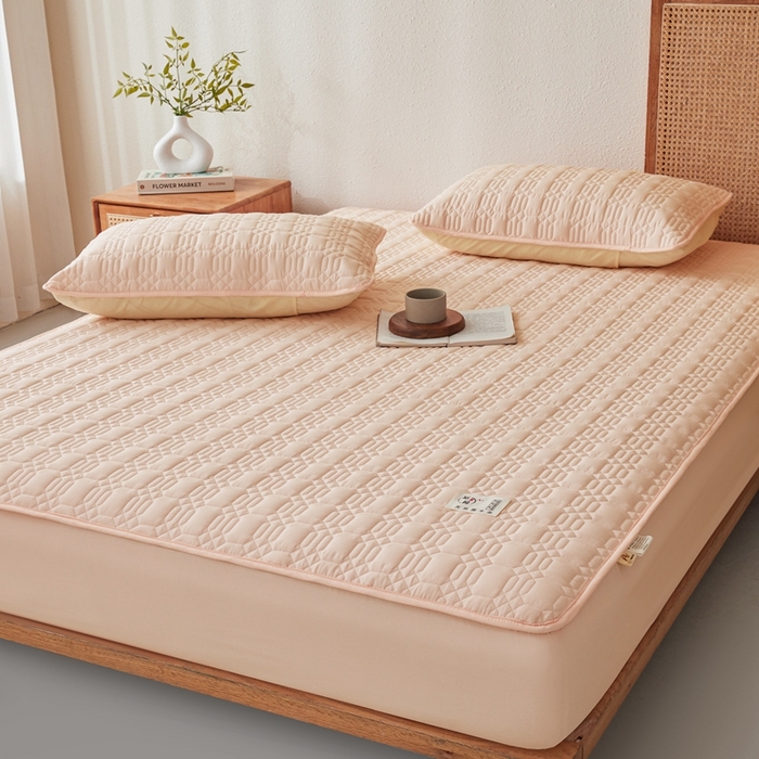 91家纺网 家纺一手货源 找家纺 邵依家纺 2026新款原棉防水床笠系列 菱格奶黄