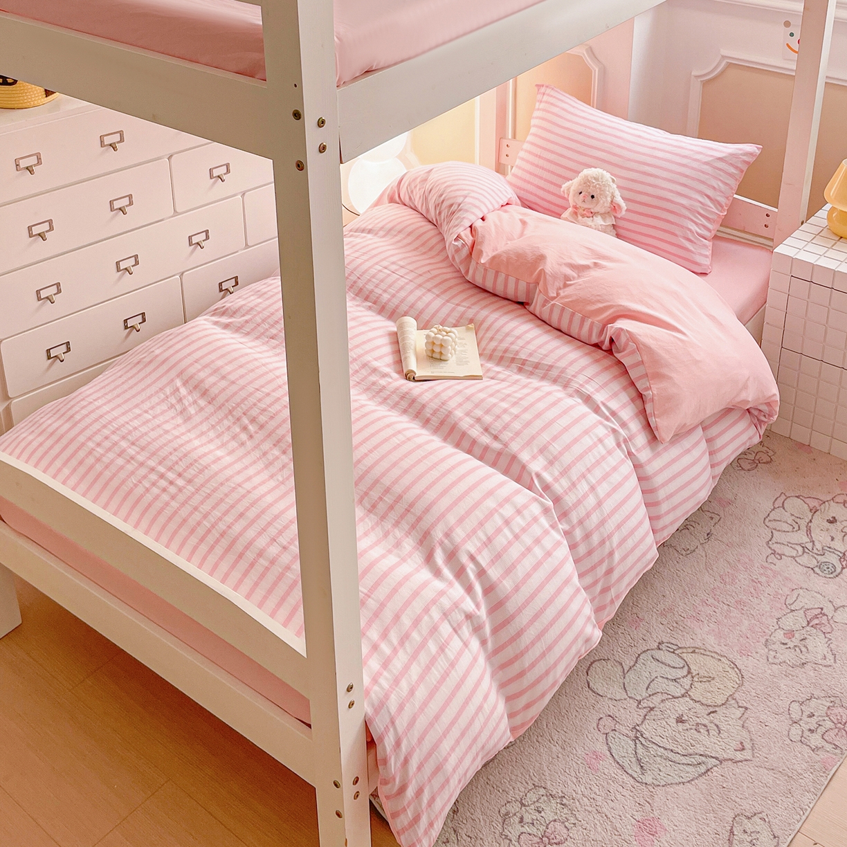 91家纺网 家纺一手货源 找家纺 （总）纽缦家纺 2026新款水洗棉简约格子风学生床套件系列