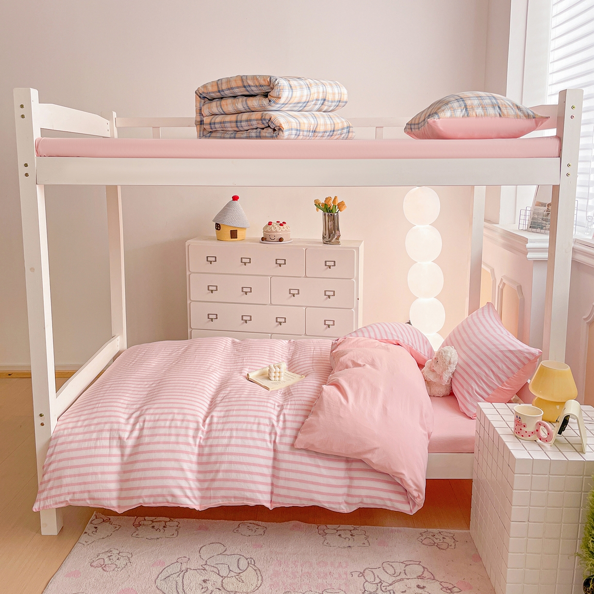 91家纺网 家纺一手货源 找家纺 纽缦家纺 2026新款水洗棉简约格子风学生床套件系列 爱慕-粉