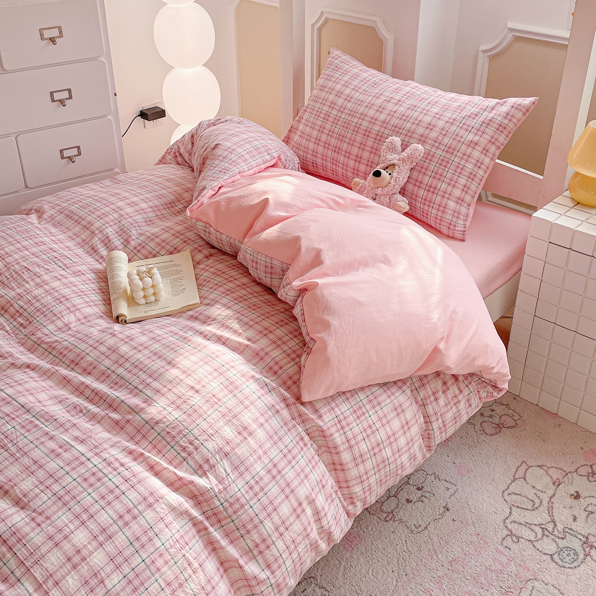 91家纺网 家纺一手货源 找家纺 纽缦家纺 2026新款水洗棉简约格子风学生床套件系列 半夏-粉