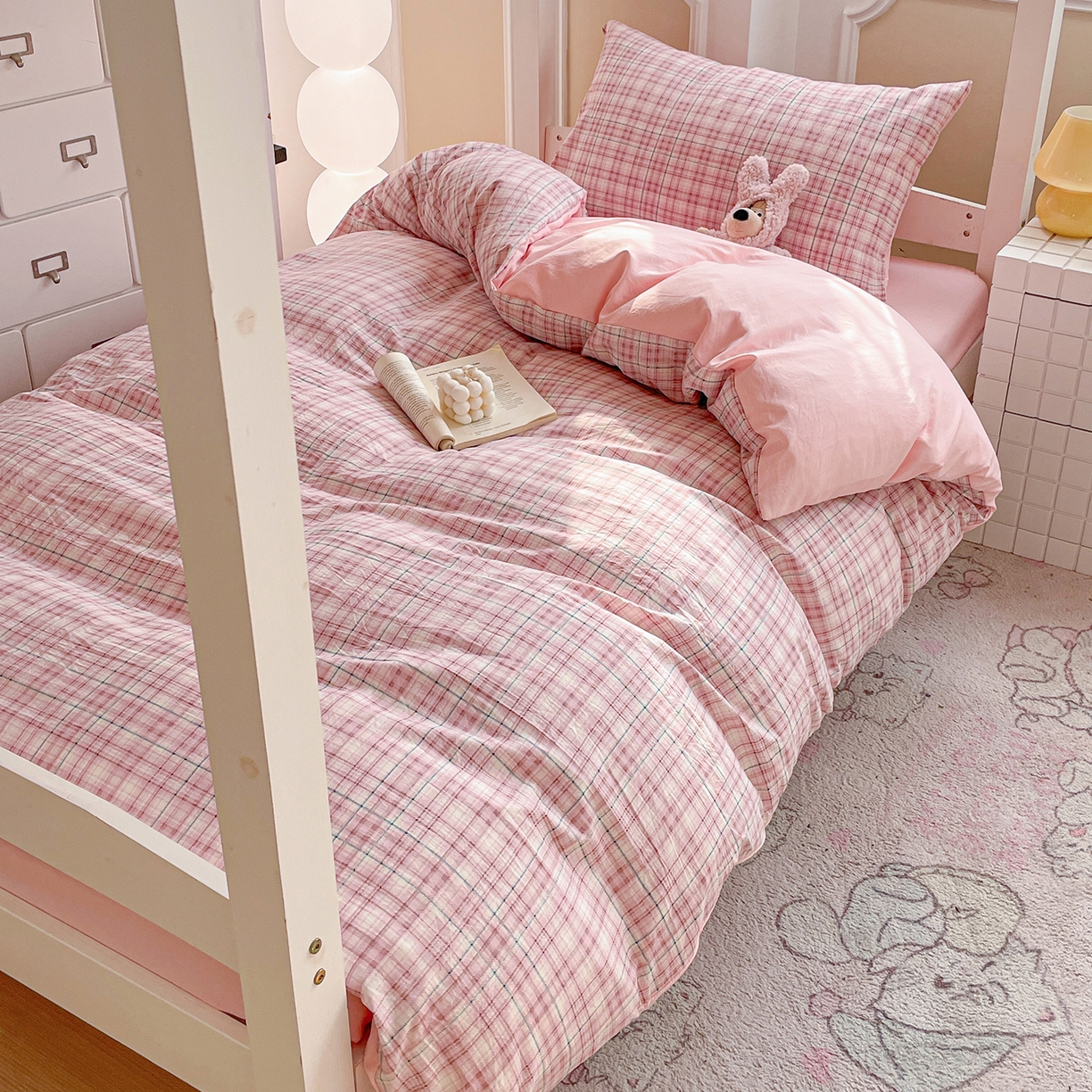 91家纺网 家纺一手货源 找家纺 纽缦家纺 2026新款水洗棉简约格子风学生床套件系列 半夏-粉