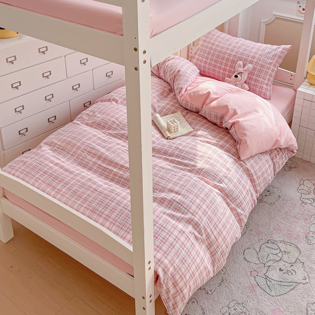 91家纺网 家纺一手货源 找家纺 纽缦家纺 2026新款水洗棉简约格子风学生床套件系列 半夏-粉