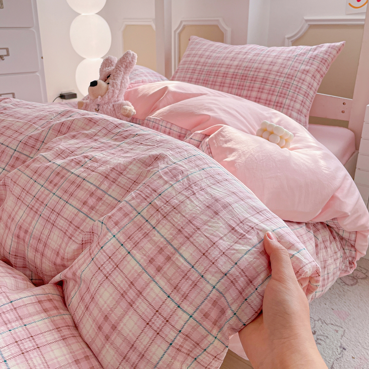 91家纺网 家纺一手货源 找家纺 纽缦家纺 2026新款水洗棉简约格子风学生床套件系列 半夏-粉