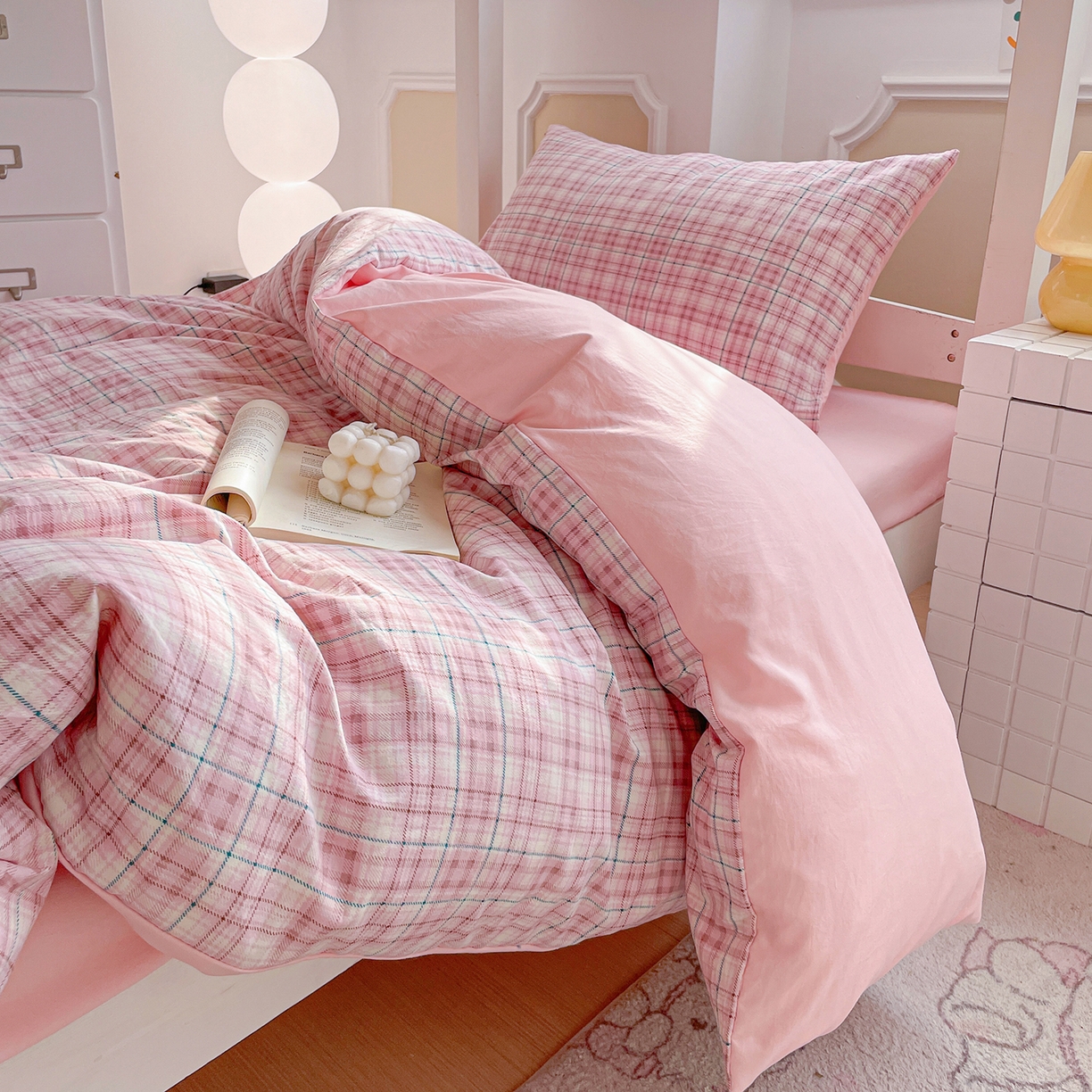 91家纺网 家纺一手货源 找家纺 纽缦家纺 2026新款水洗棉简约格子风学生床套件系列 半夏-粉