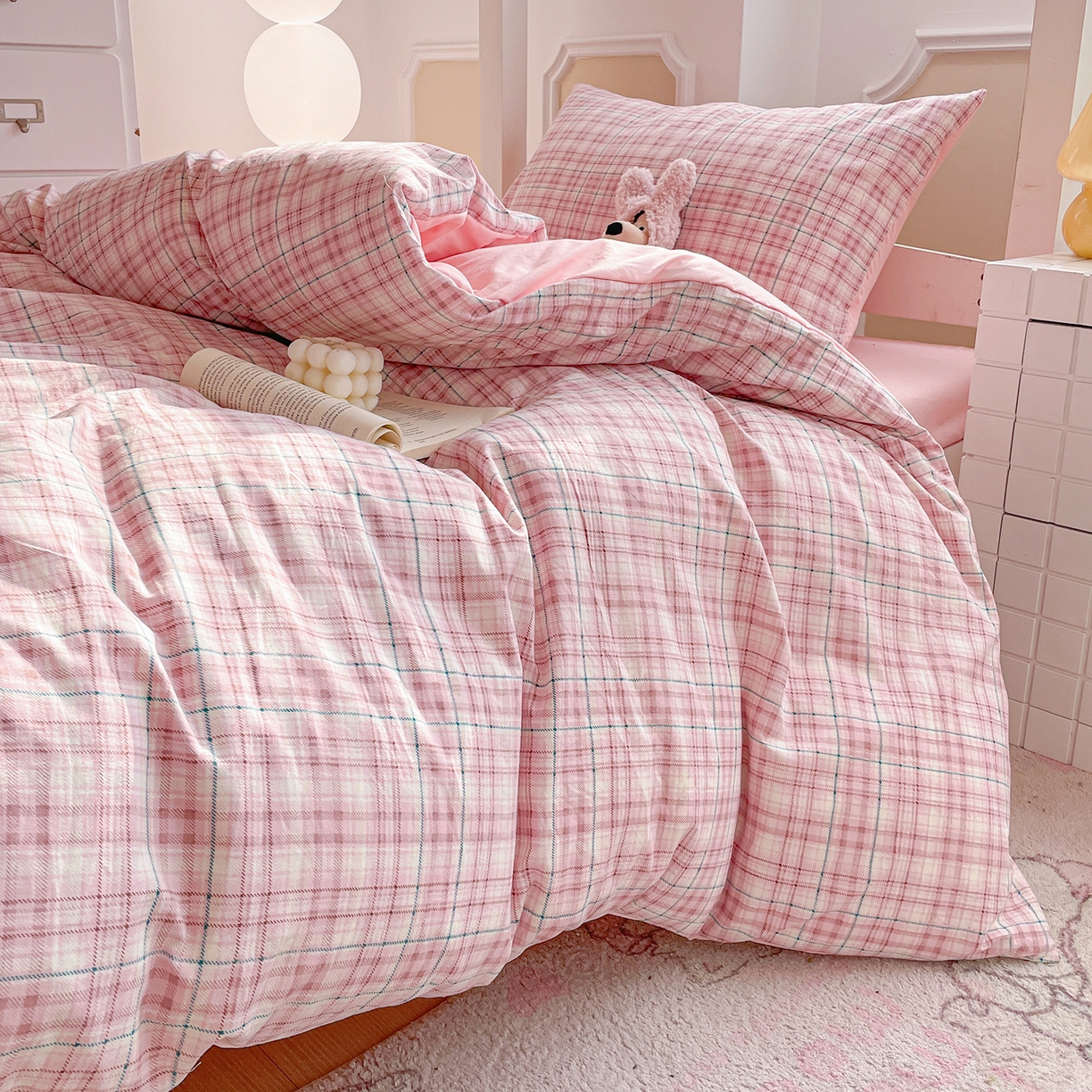 91家纺网 家纺一手货源 找家纺 纽缦家纺 2026新款水洗棉简约格子风学生床套件系列 半夏-粉