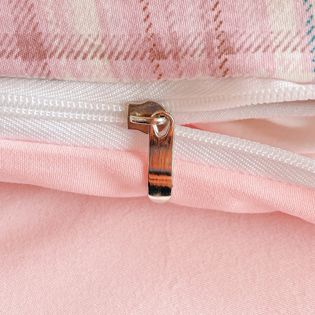 91家纺网 家纺一手货源 找家纺 纽缦家纺 2026新款水洗棉简约格子风学生床套件系列 半夏-粉