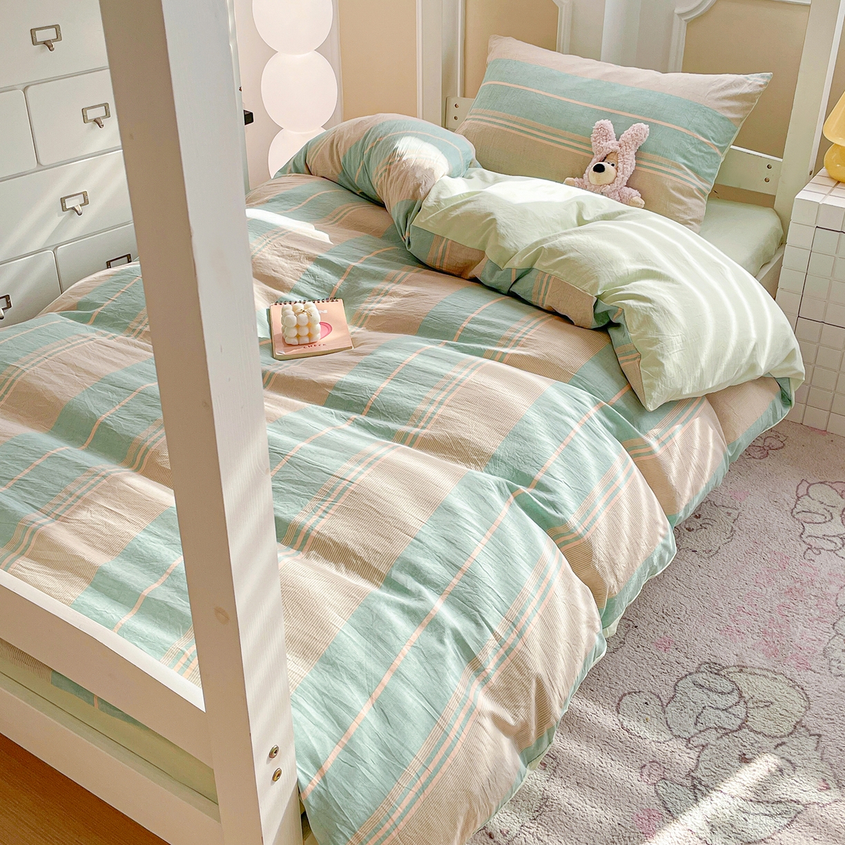 91家纺网 家纺一手货源 找家纺 纽缦家纺 2026新款水洗棉简约格子风学生床套件系列 淡香-绿