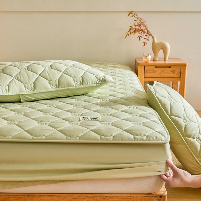 91家纺网 家纺一手货源 找家纺 邵依家纺 2026新款A类加厚纯棉夹棉全棉床笠13372提供买家秀 小熊-橄榄绿