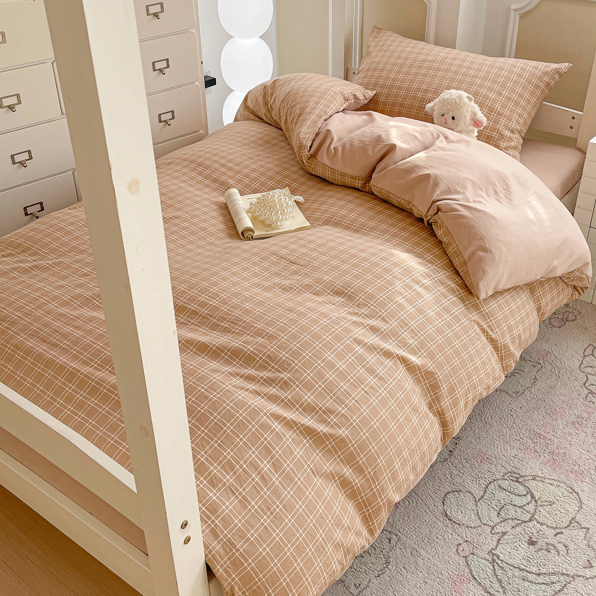 91家纺网 家纺一手货源 找家纺 纽缦家纺 2026新款水洗棉简约格子风学生床套件系列 海之声-咖