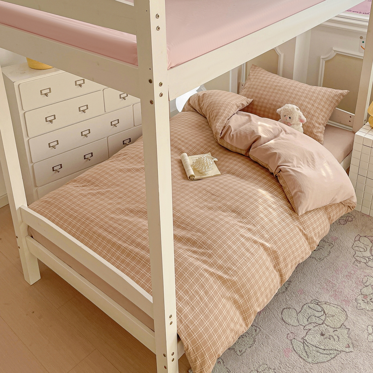 91家纺网 家纺一手货源 找家纺 纽缦家纺 2026新款水洗棉简约格子风学生床套件系列 海之声-咖