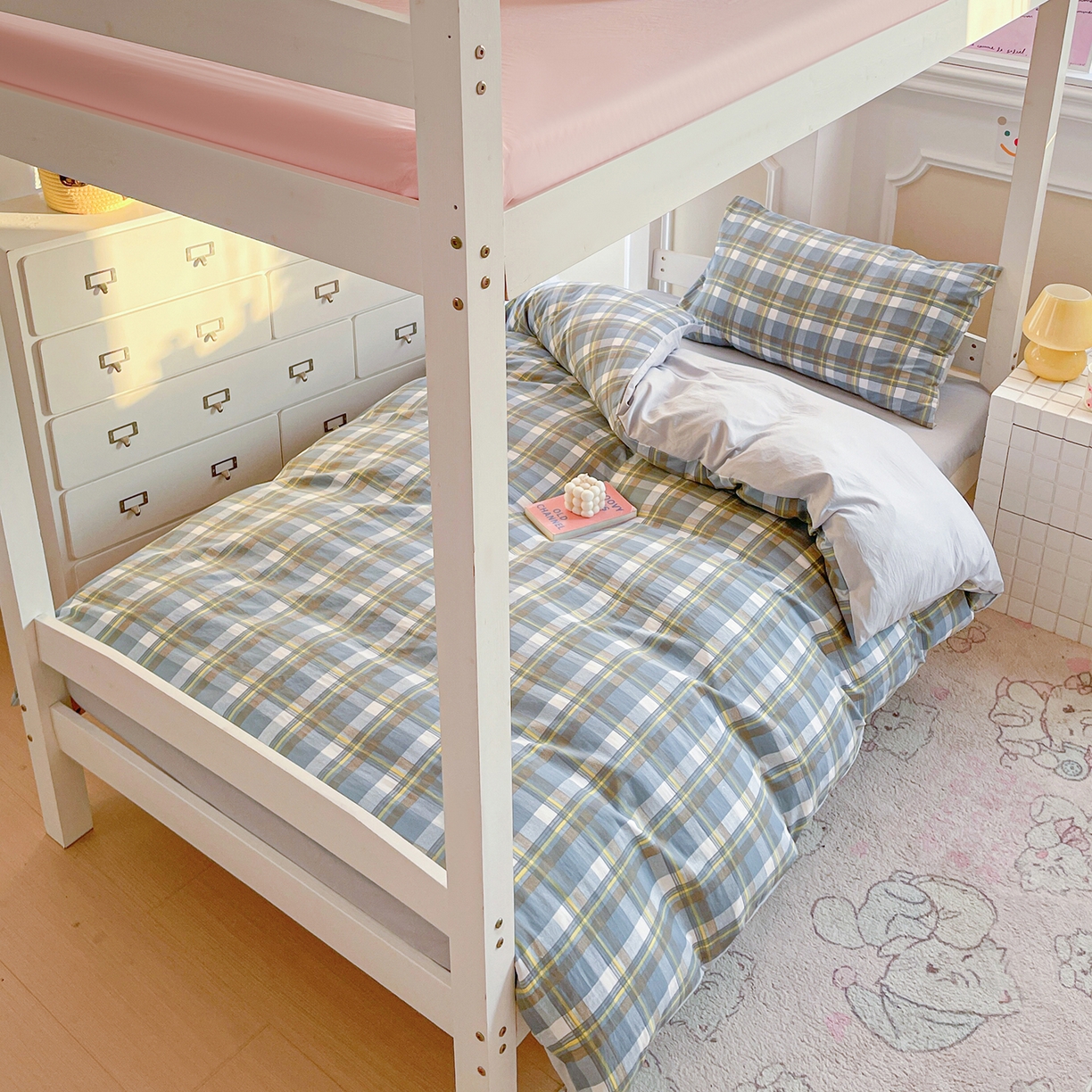 91家纺网 家纺一手货源 找家纺 纽缦家纺 2026新款水洗棉简约格子风学生床套件系列 简意