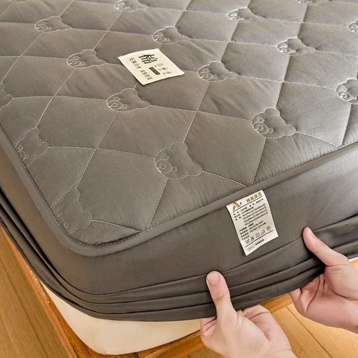 91家纺网 家纺一手货源 找家纺 邵依家纺 2026新款A类加厚纯棉夹棉全棉床笠13372提供买家秀 小熊-石墨灰