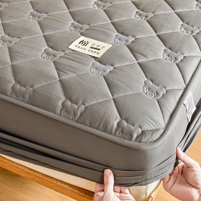 91家纺网 家纺一手货源 找家纺 邵依家纺 2026新款A类加厚纯棉夹棉全棉床笠13372提供买家秀 小熊-石墨灰