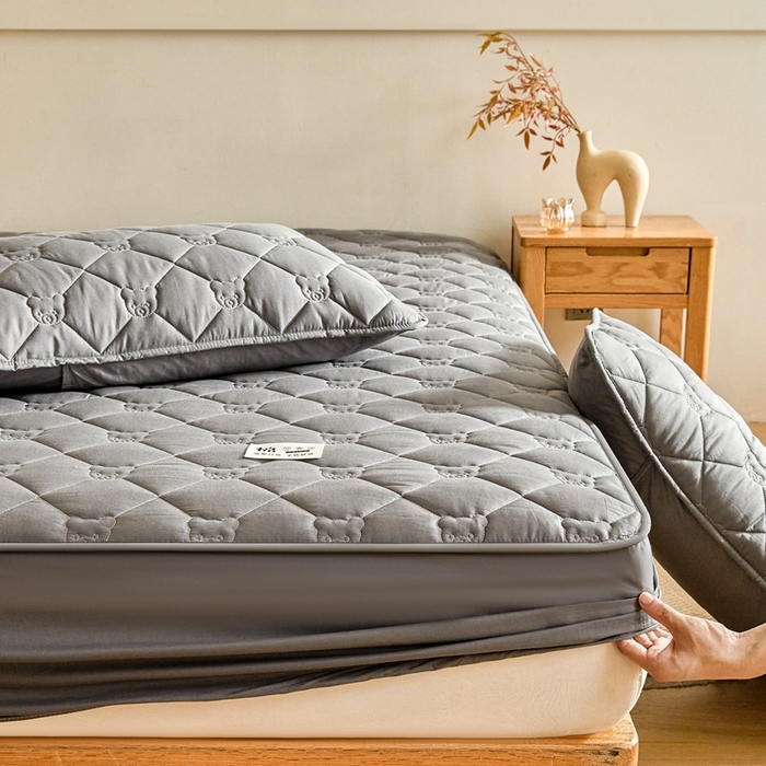 91家纺网 家纺一手货源 找家纺 邵依家纺 2026新款A类加厚纯棉夹棉全棉床笠13372提供买家秀 小熊-石墨灰