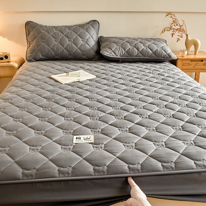 91家纺网 家纺一手货源 找家纺 邵依家纺 2026新款A类加厚纯棉夹棉全棉床笠13372提供买家秀 小熊-石墨灰