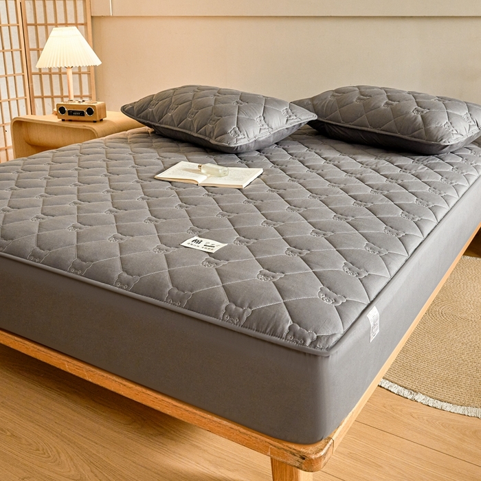 91家纺网 家纺一手货源 找家纺 邵依家纺 2026新款A类加厚纯棉夹棉全棉床笠13372提供买家秀 小熊-石墨灰