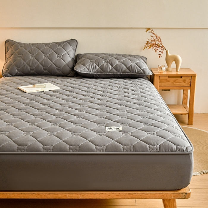 91家纺网 家纺一手货源 找家纺 邵依家纺 2026新款A类加厚纯棉夹棉全棉床笠13372提供买家秀 小熊-石墨灰