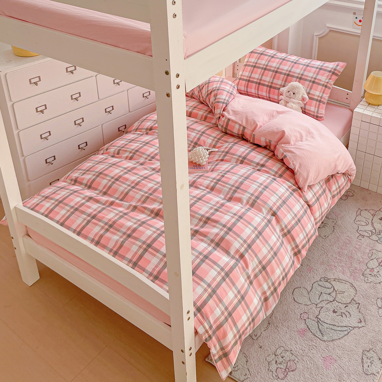 91家纺网 家纺一手货源 找家纺 纽缦家纺 2026新款水洗棉简约格子风学生床套件系列 简意-粉