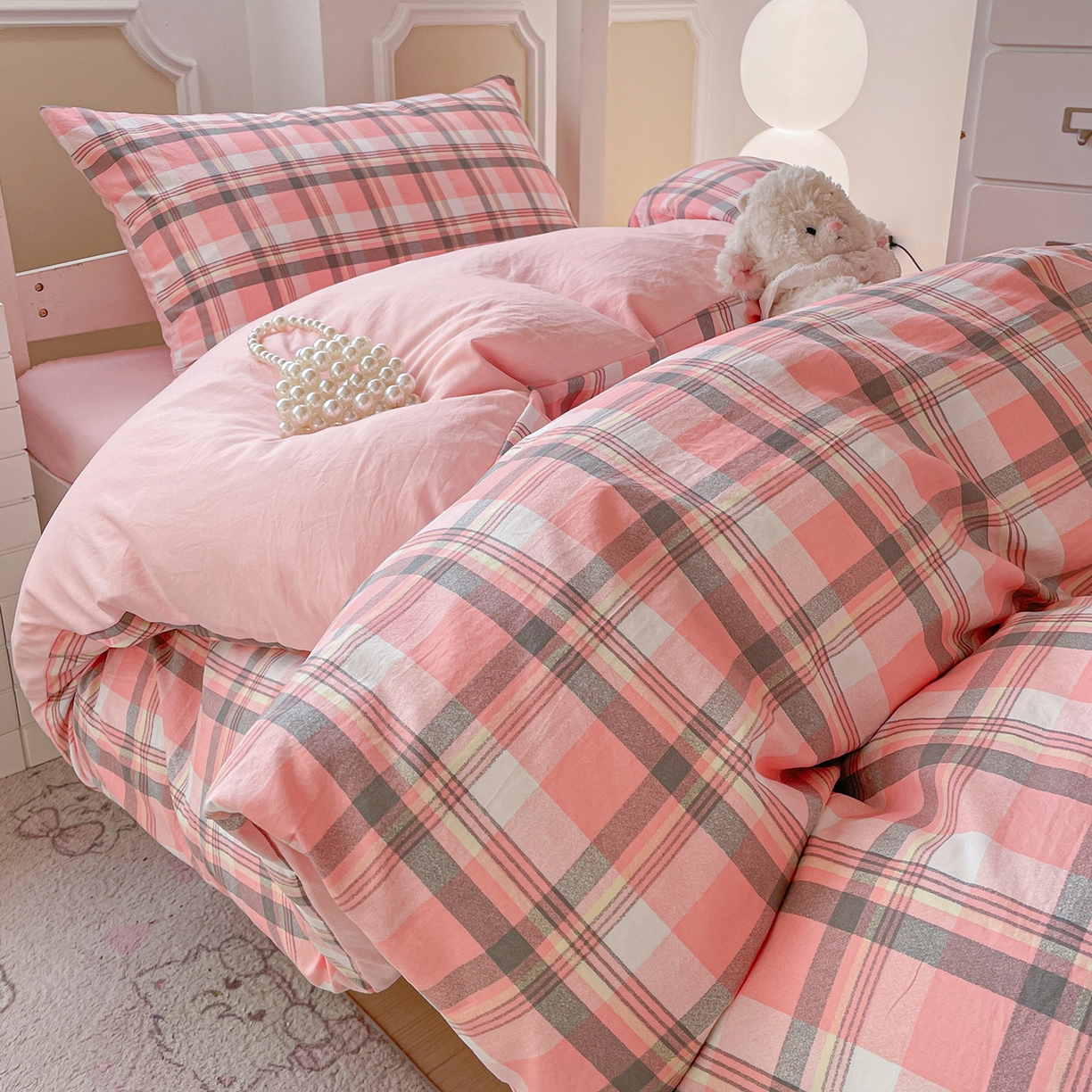 91家纺网 家纺一手货源 找家纺 纽缦家纺 2026新款水洗棉简约格子风学生床套件系列 简意-粉