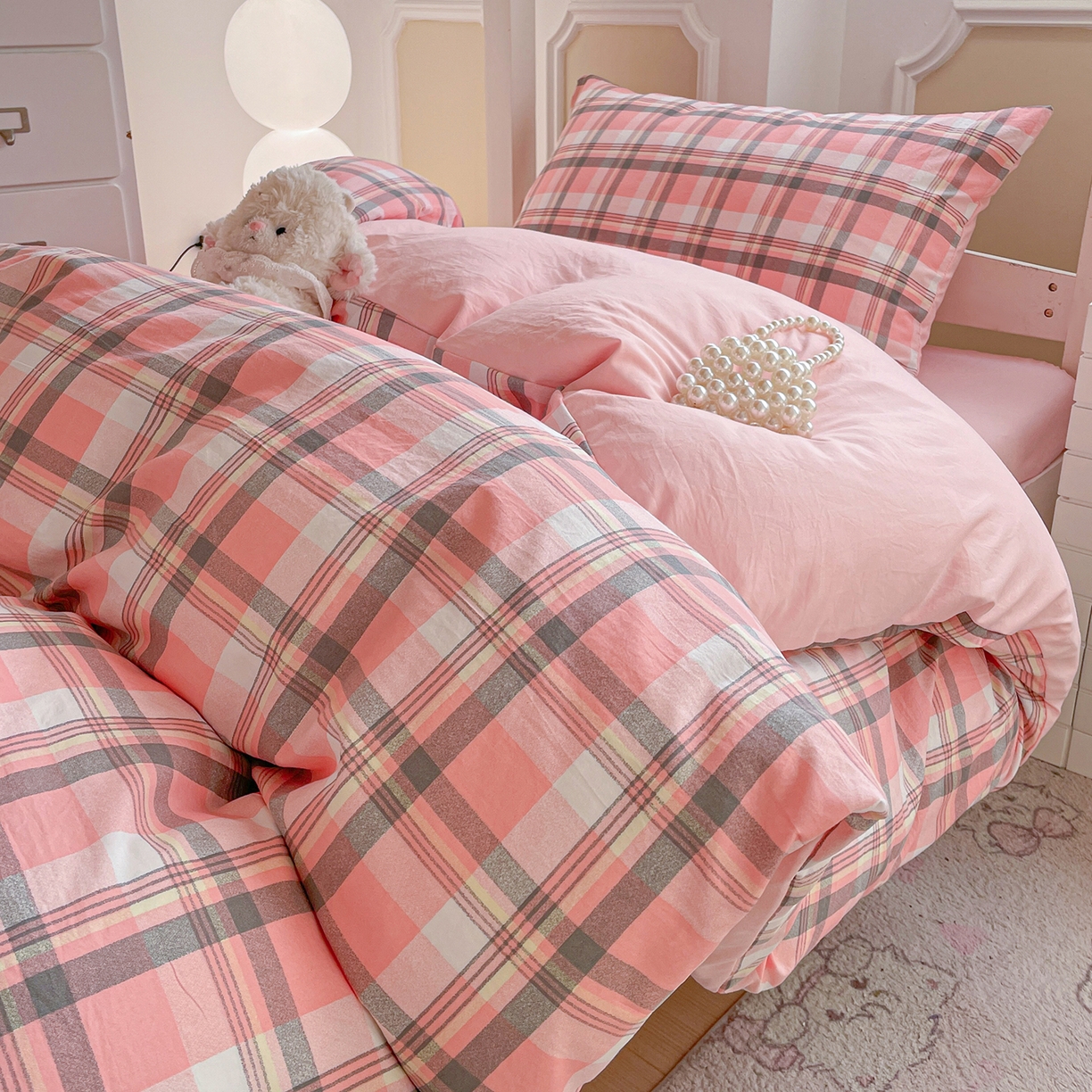 91家纺网 家纺一手货源 找家纺 纽缦家纺 2026新款水洗棉简约格子风学生床套件系列 简意-粉