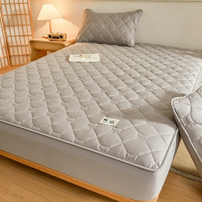 91家纺网 家纺一手货源 找家纺 邵依家纺 2026新款A类加厚纯棉夹棉全棉床笠13372提供买家秀 小熊-烟雾灰