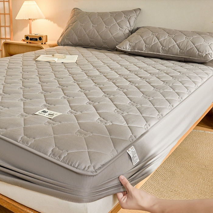 91家纺网 家纺一手货源 找家纺 邵依家纺 2026新款A类加厚纯棉夹棉全棉床笠13372提供买家秀 小熊-烟雾灰