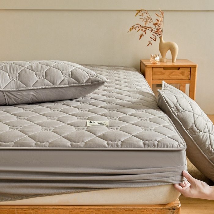 91家纺网 家纺一手货源 找家纺 邵依家纺 2026新款A类加厚纯棉夹棉全棉床笠13372提供买家秀 小熊-烟雾灰