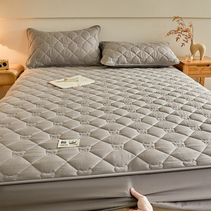 91家纺网 家纺一手货源 找家纺 邵依家纺 2026新款A类加厚纯棉夹棉全棉床笠13372提供买家秀 小熊-烟雾灰