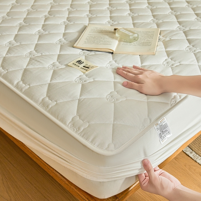 91家纺网 家纺一手货源 找家纺 邵依家纺 2026新款A类加厚纯棉夹棉全棉床笠13372提供买家秀 小熊-珍珠白