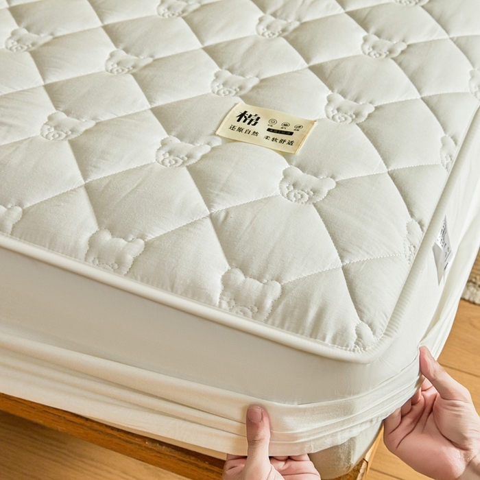 91家纺网 家纺一手货源 找家纺 邵依家纺 2026新款A类加厚纯棉夹棉全棉床笠13372提供买家秀 小熊-珍珠白