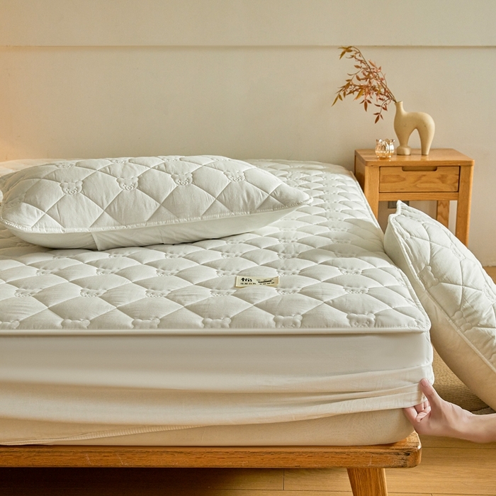 91家纺网 家纺一手货源 找家纺 邵依家纺 2026新款A类加厚纯棉夹棉全棉床笠13372提供买家秀 小熊-珍珠白