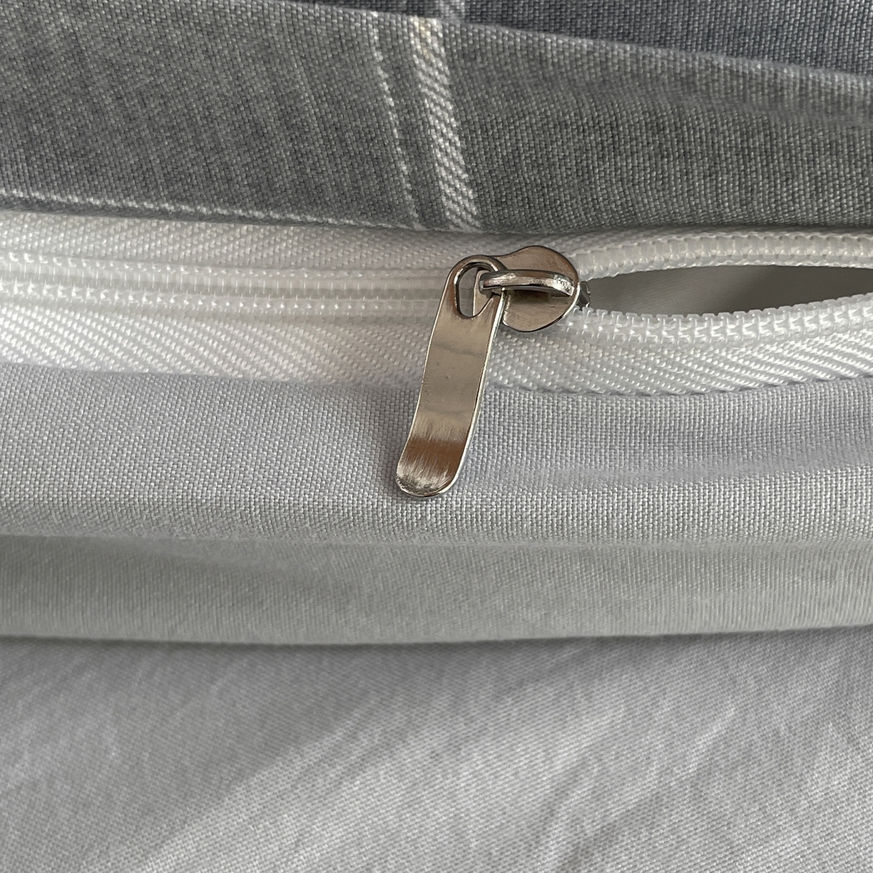 91家纺网 家纺一手货源 找家纺 纽缦家纺 2026新款水洗棉简约格子风学生床套件系列 弦韵-灰