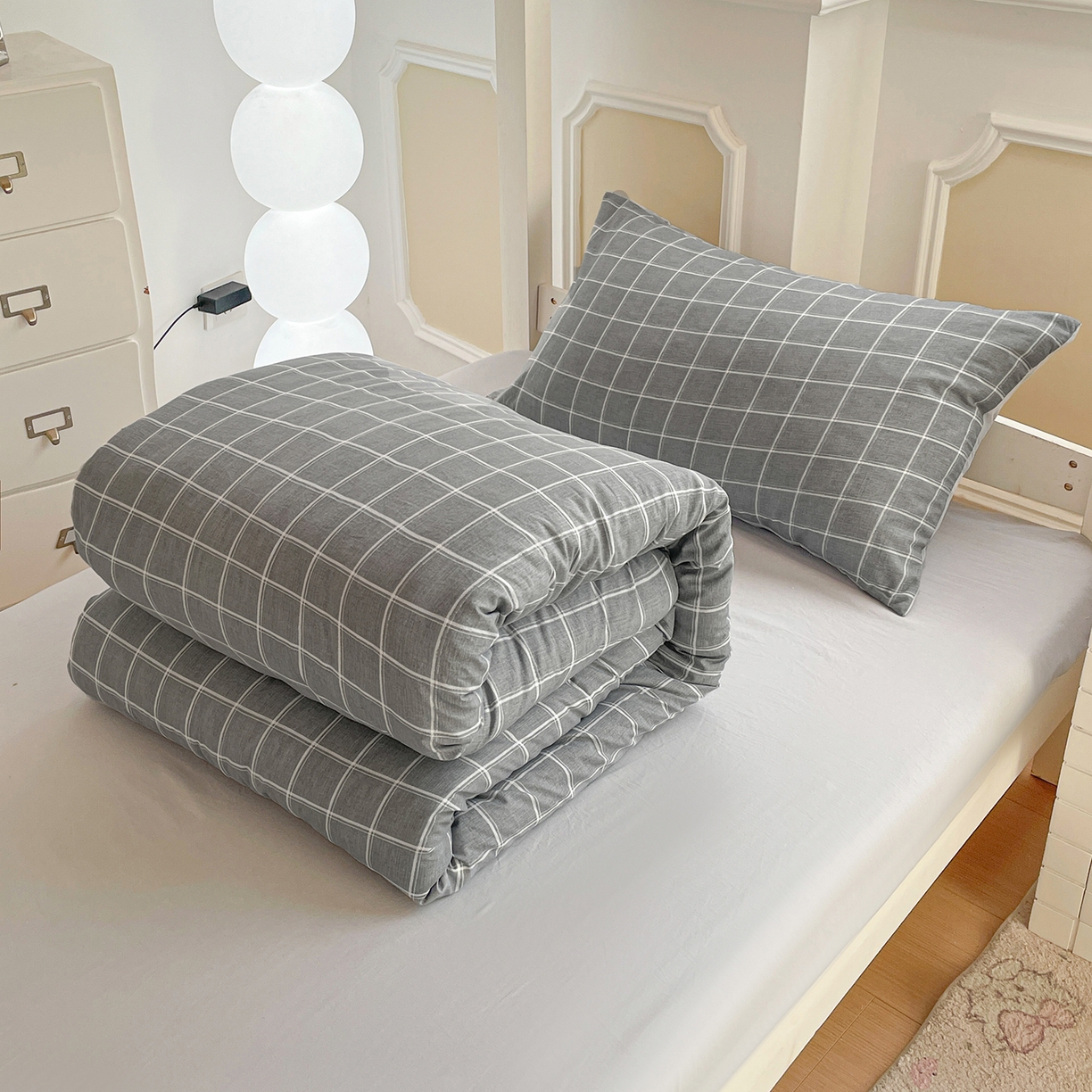 91家纺网 家纺一手货源 找家纺 纽缦家纺 2026新款水洗棉简约格子风学生床套件系列 弦韵-灰