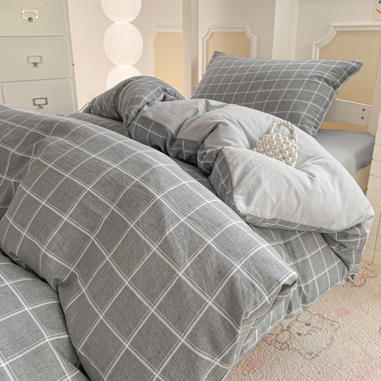 91家纺网 家纺一手货源 找家纺 纽缦家纺 2026新款水洗棉简约格子风学生床套件系列 弦韵-灰