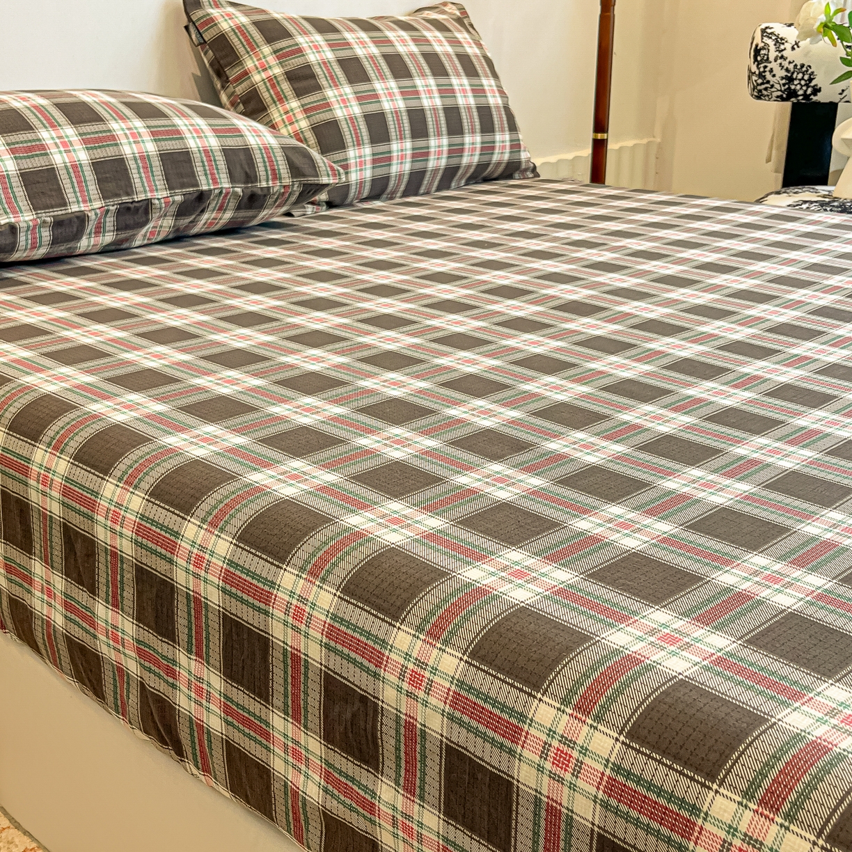 91家纺网 家纺一手货源 找家纺 多乐家纺 2026新款韩系花卉加厚舒柔棉印花单床笠 床笠三件套 山野红