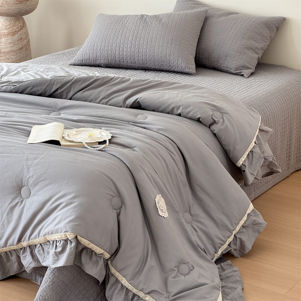 91家纺网 家纺一手货源 找家纺 床盖工厂店 2026新款双面全棉填充棉花面包格床盖三件套 面包格-银灰