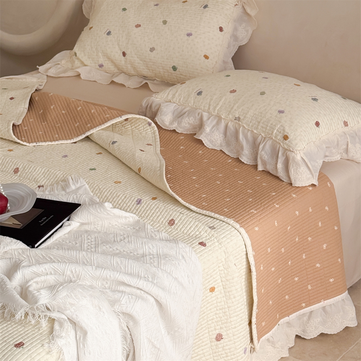 91家纺网 家纺一手货源 找家纺 床盖工厂店 2026新款韩式田园小碎花系双面全棉花边床盖三件套 南瓜糖豆