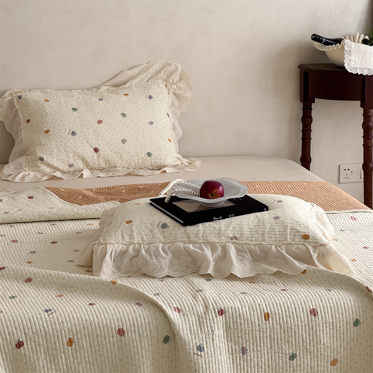 91家纺网 家纺一手货源 找家纺 床盖工厂店 2026新款韩式田园小碎花系双面全棉花边床盖三件套 南瓜糖豆