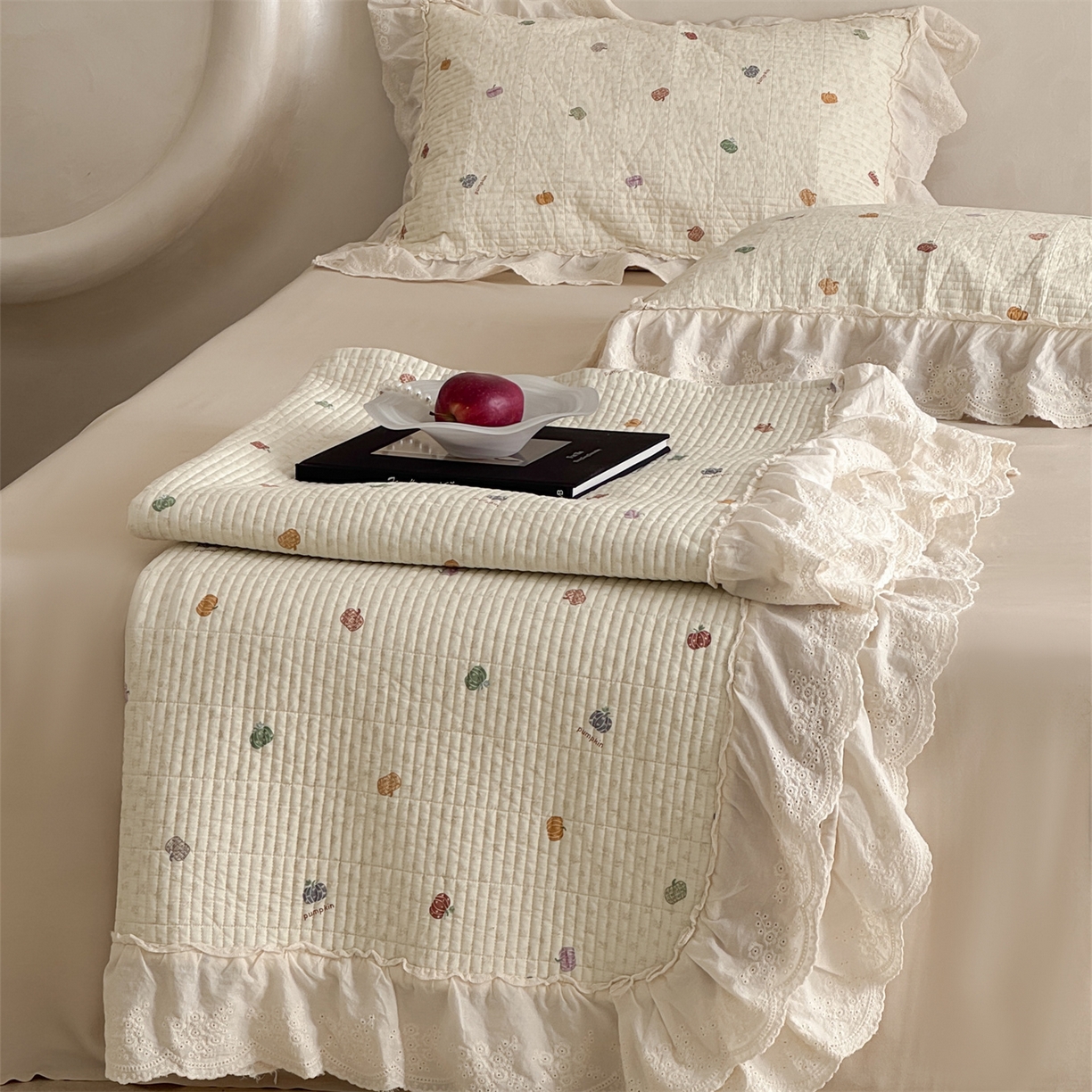 91家纺网 家纺一手货源 找家纺 床盖工厂店 2026新款韩式田园小碎花系双面全棉花边床盖三件套 南瓜糖豆