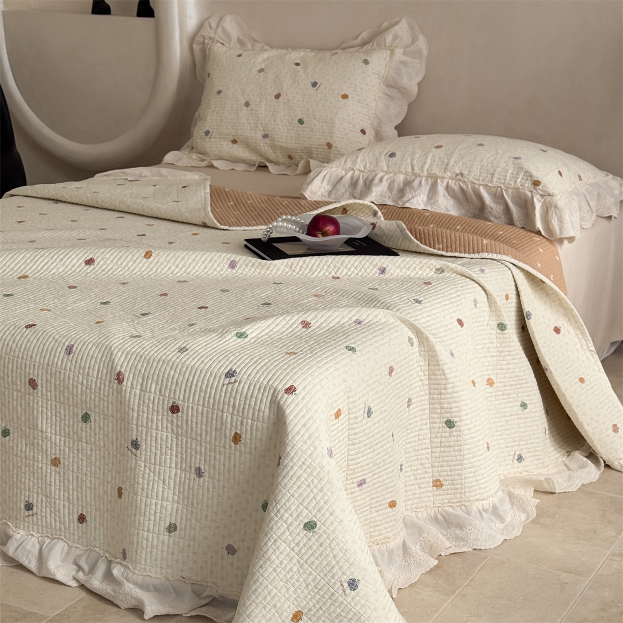 91家纺网 家纺一手货源 找家纺 床盖工厂店 2026新款韩式田园小碎花系双面全棉花边床盖三件套 南瓜糖豆