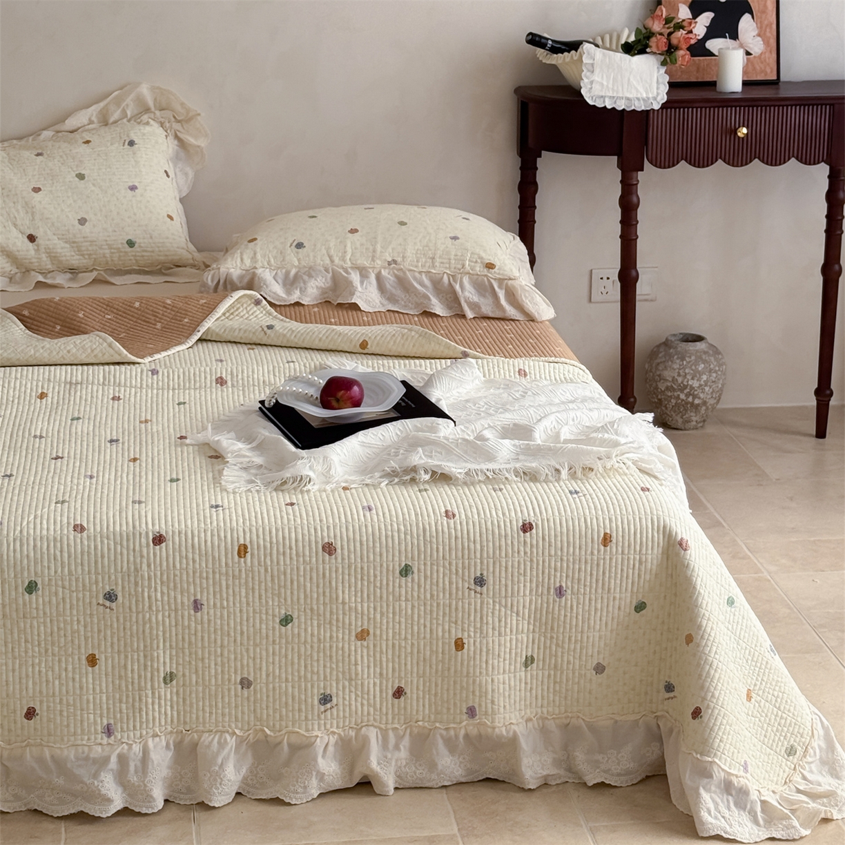 91家纺网 家纺一手货源 找家纺 床盖工厂店 2026新款韩式田园小碎花系双面全棉花边床盖三件套 南瓜糖豆