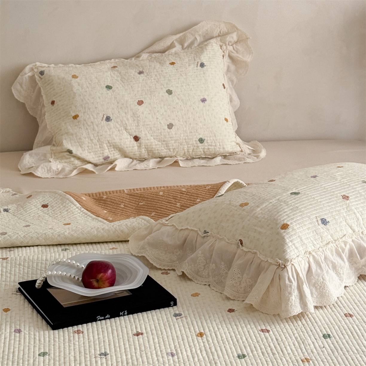 91家纺网 家纺一手货源 找家纺 床盖工厂店 2026新款韩式田园小碎花系双面全棉花边床盖三件套 南瓜糖豆