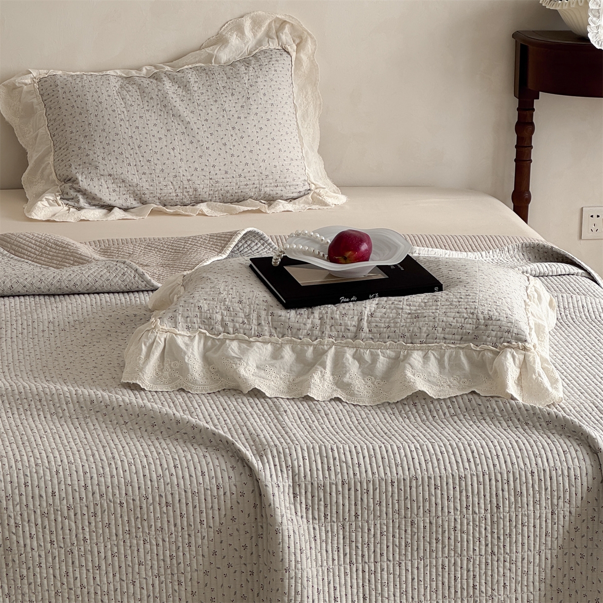 91家纺网 家纺一手货源 找家纺 床盖工厂店 2026新款韩式田园小碎花系双面全棉花边床盖三件套 喜时一咖