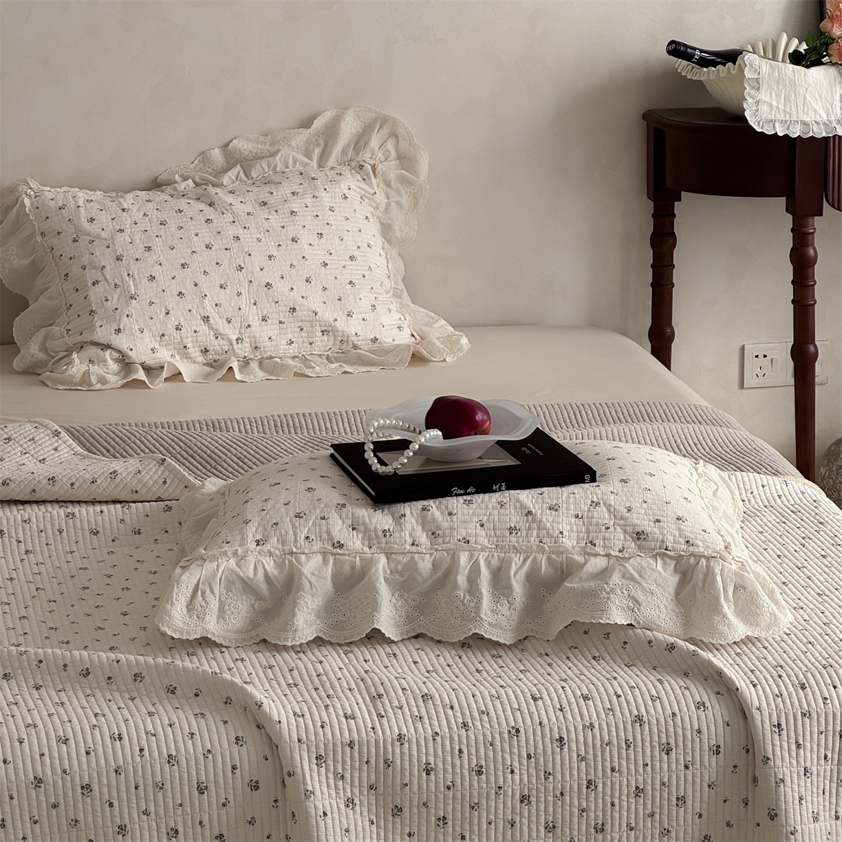 91家纺网 家纺一手货源 找家纺 床盖工厂店 2026新款韩式田园小碎花系双面全棉花边床盖三件套 桃幸一咖