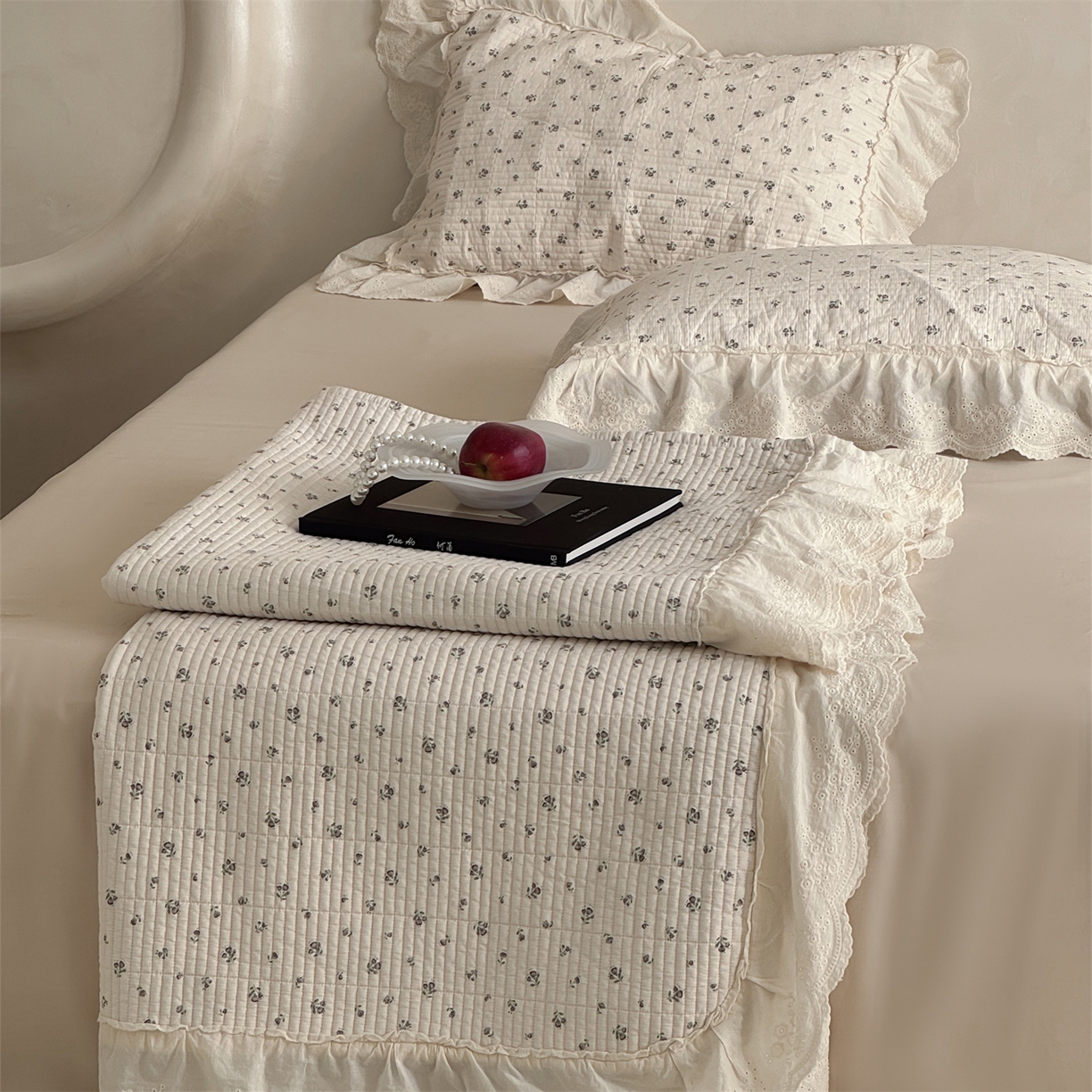 91家纺网 家纺一手货源 找家纺 床盖工厂店 2026新款韩式田园小碎花系双面全棉花边床盖三件套 桃幸一咖